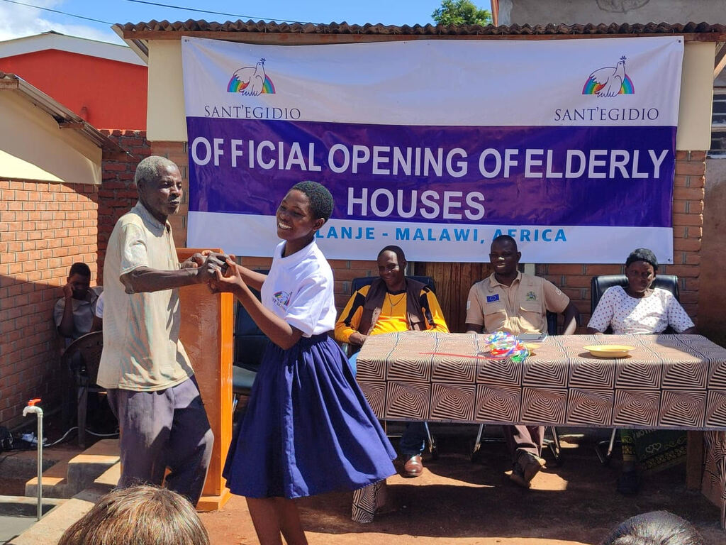 Sant'Egidio und die alten Menschen in Malawi: Beim Einsatz der Jugendlichen, um sie zu schützen, wird eine neue Kultur aufgebaut, die ihre Rechte auf Schutz festigt